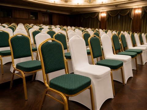 King Home Zestaw 2 krzeseł bankietowych HEKATE + 2 pokrowce WEDING